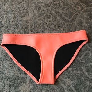 Triangl Tilly Coral Bottoms Size Small